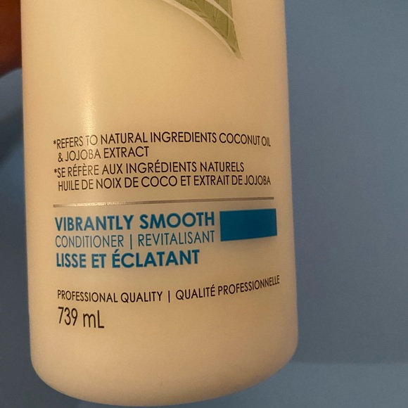 TRESemme NATURALS Vibrantly Smooth Conditioner 739ml - Picture 2 of 2